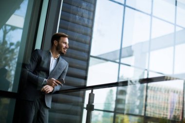 Cep telefonlu genç işadamı