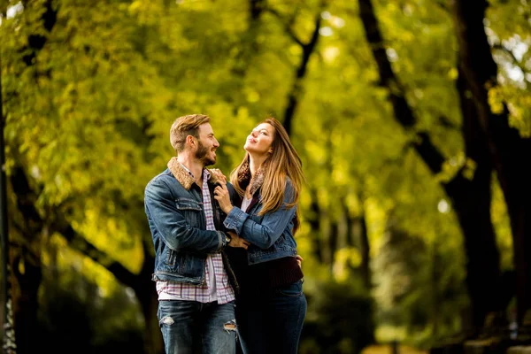 Coppia amorevole nel parco autunnale — Foto Stock