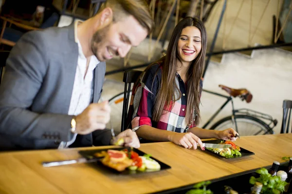 Linda pareja en el restaurante — Foto de Stock