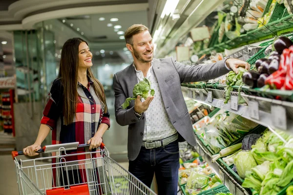 Couple shopping in the supermarket — Stock Photo, Image