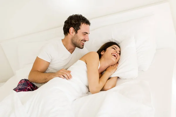 Pareja joven en la cama — Foto de Stock