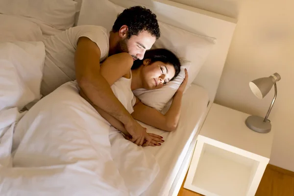 Jeune couple dans le lit — Photo