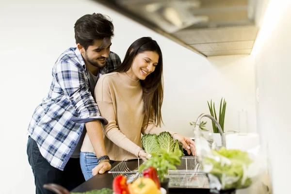 Pareja joven en la cocina —  Fotos de Stock