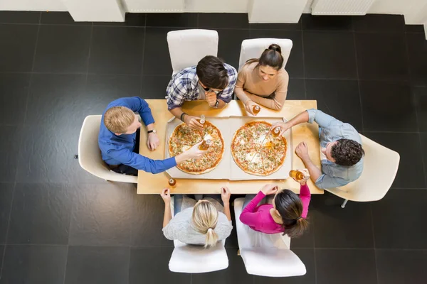 Freunde auf Pizza-Party — Stockfoto