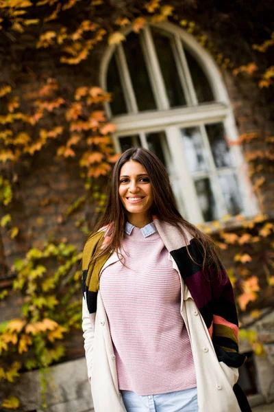 Junge Frau im Freien — Stockfoto