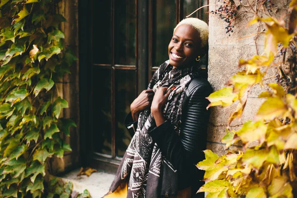 Genç Afrikalı Amerikalı kadın