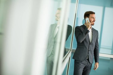 Cep telefonlu genç işadamı