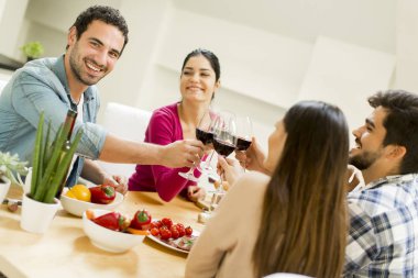 Gençler evde parti şarap