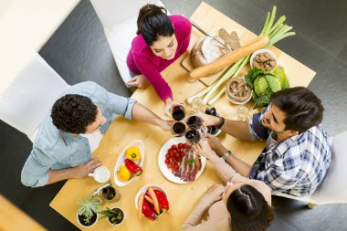 Gençler evde parti şarap