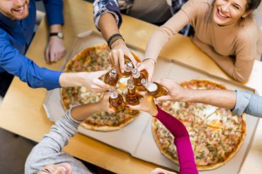 Pizza partisi de arkadaşlar