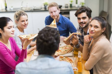 Pizza partisi de arkadaşlar