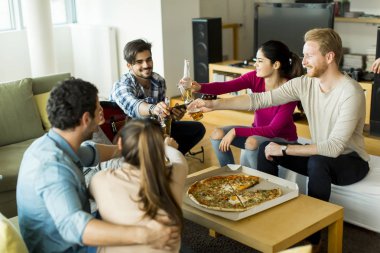 Pizza partisi de arkadaşlar