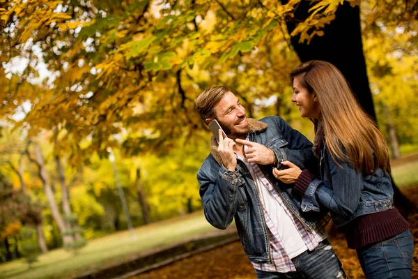 Coppia nel parco autunnale — Foto Stock