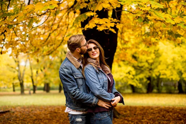 Sonbahar parkında sevgili bir çift — Stok fotoğraf