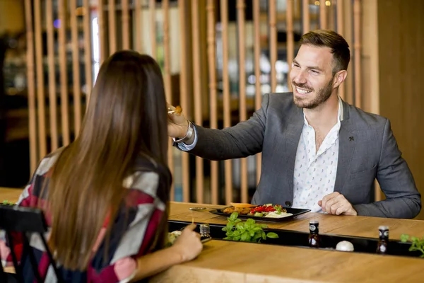 Roztomilý pár v restauraci — Stock fotografie