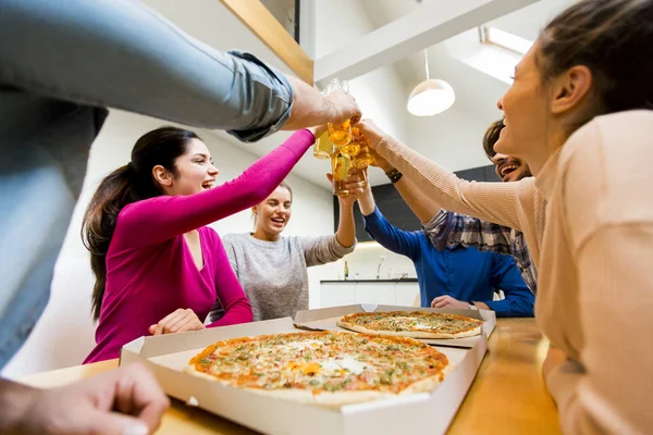 Amigos en la fiesta de pizza — Foto de Stock