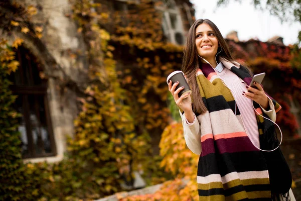 Mujer con teléfono al aire libre —  Fotos de Stock