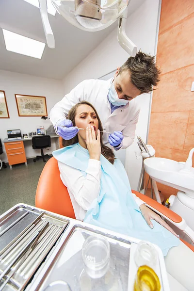 Jovem no dentista — Fotografia de Stock