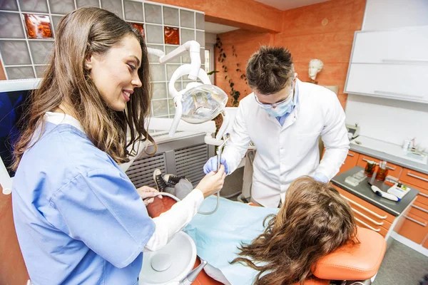 Vrouw aan het kantoor tandarts — Stockfoto