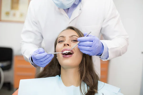 Jeune femme chez le dentiste — Photo