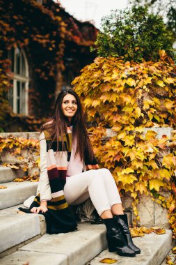 merdivenlerde genç kadın