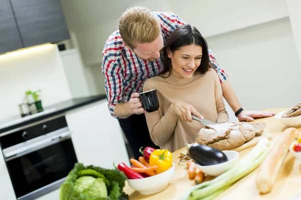 Pareja joven en la cocina — Foto de Stock