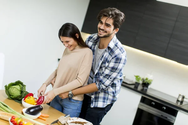 Pasangan muda di dapur — Stok Foto