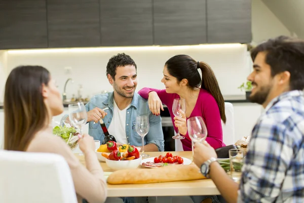 Unga människor hemma vin part — Stockfoto