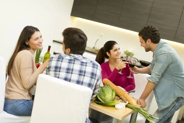 Jóvenes en casa vino fiesta —  Fotos de Stock