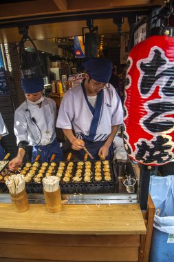 Kimliği belirsiz kişi gıda hazırlama