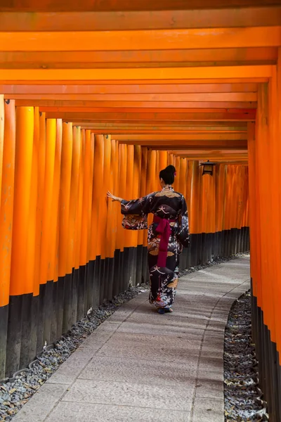 女被访者在伏见 Inari 神社的走道 — 图库照片