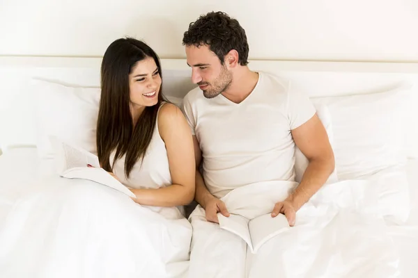 Pasangan muda di tempat tidur — Stok Foto