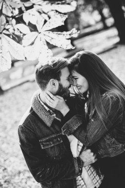 Sonbahar parkında bir çift