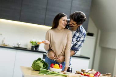 Genç çift mutfakta.