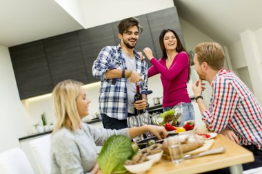 Gençler evde parti şarap