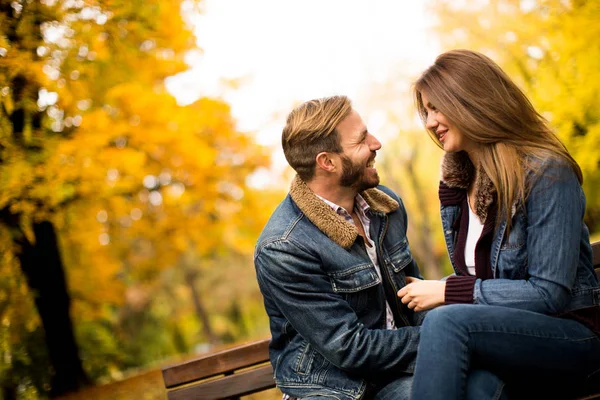 Pareja joven en el parque de otoño —  Fotos de Stock