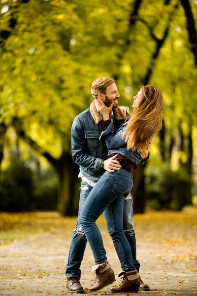 Couple dans le parc d'automne — Photo