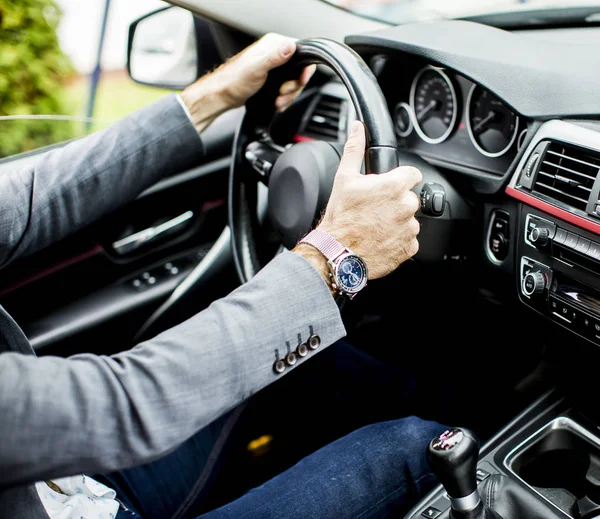 El hombre en el coche moderno — Foto de Stock