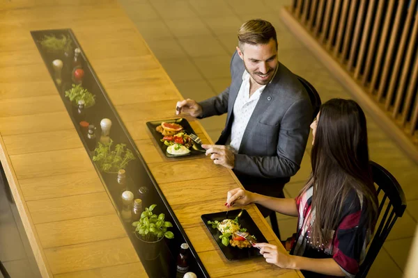 Pareja joven en restaurante — Foto de Stock