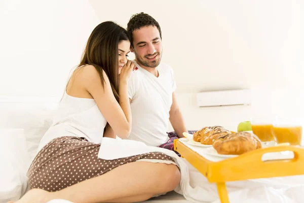 Jovem casal tomando um café da manhã — Fotografia de Stock