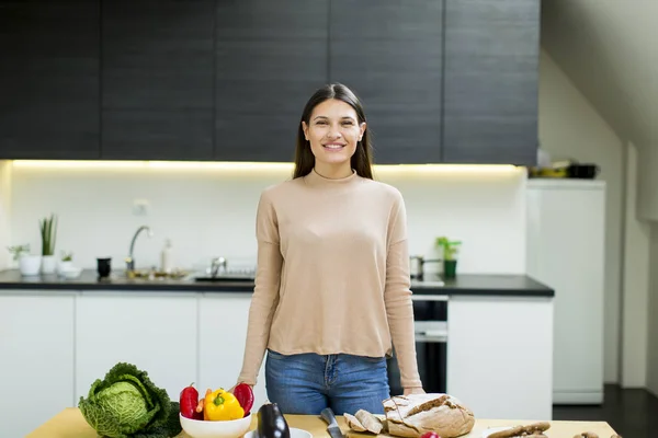 Młoda kobieta w kuchni — Zdjęcie stockowe