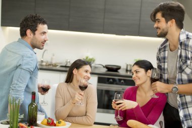 Gençler evde parti şarap