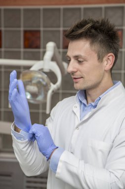 Klinikte çalışan genç diş hekimi