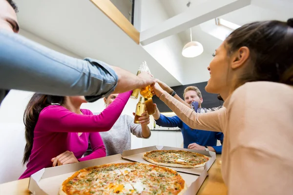 Freunde auf Pizza-Party — Stockfoto