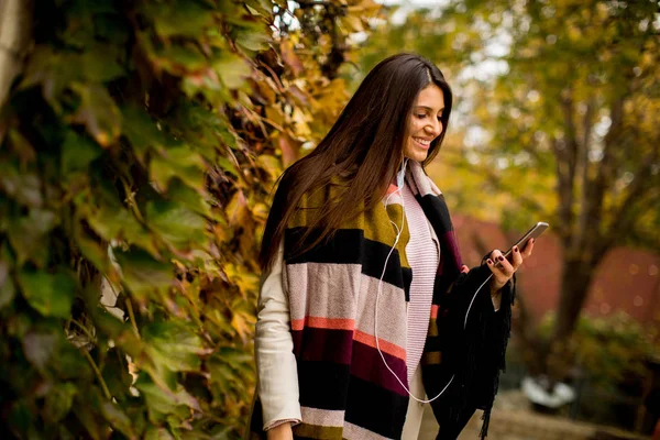 Kvinna med telefonen — Stockfoto