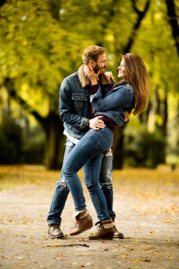 sonbahar parkta genç Çift