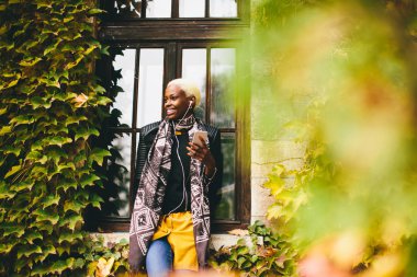 Telefon ile modern Afrikalı-Amerikalı kadın