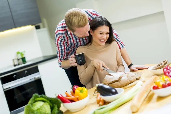 Pareja joven en la cocina —  Fotos de Stock