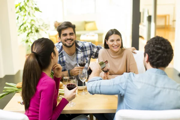 Giovani a casa festa del vino — Foto Stock