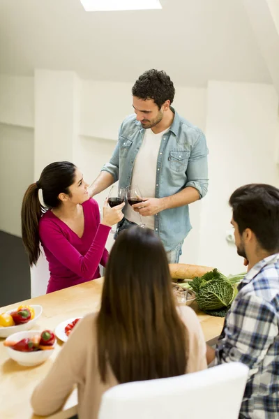 Jóvenes en casa vino fiesta — Foto de Stock